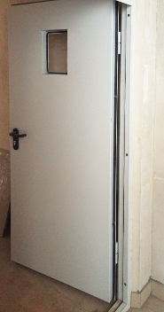 Белая огнестойкая дверь со стеклом Белая огнестойкая дверь со стеклом