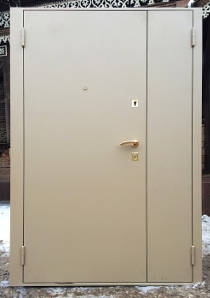 Техническая полуторная дверь снаружи Техническая полуторная дверь снаружи