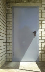 Серая техническая дверь Серая техническая дверь